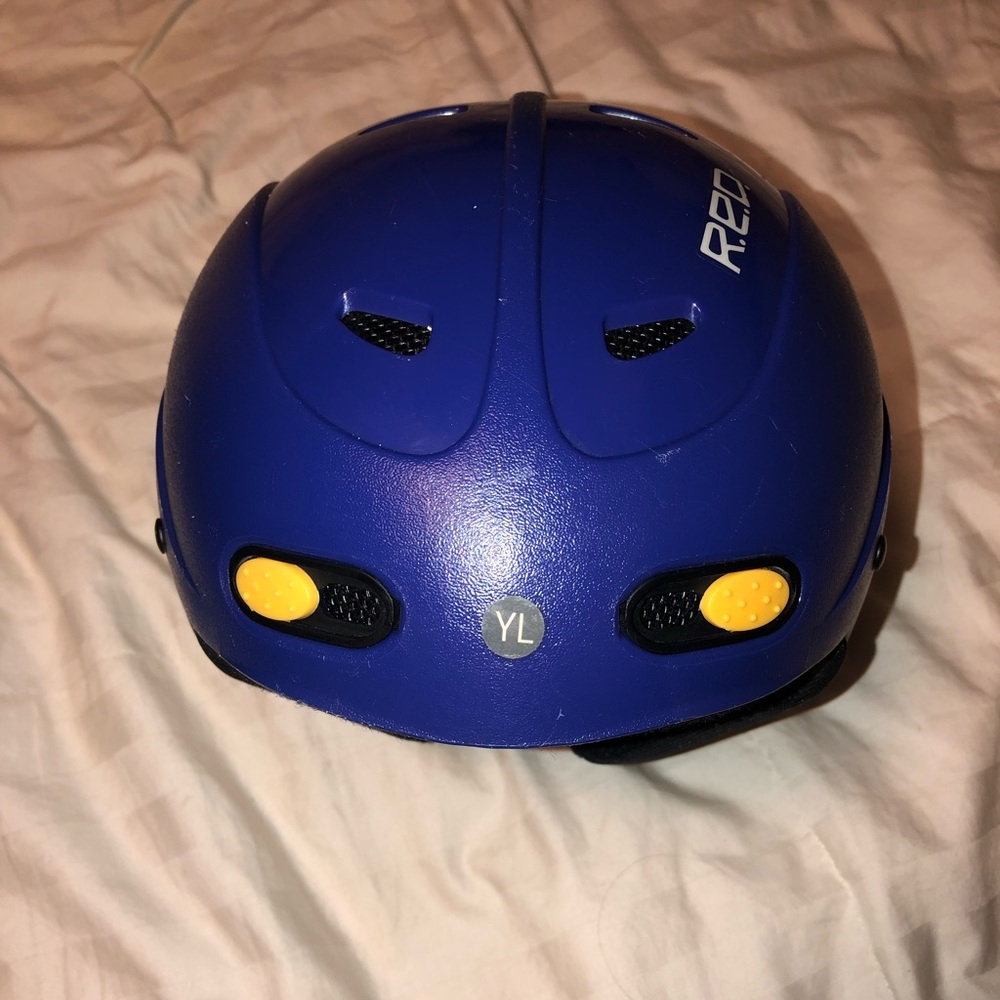 Youth snowboard/skiing helmet